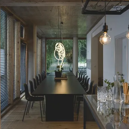 2 Mit Parkplatz * برلين